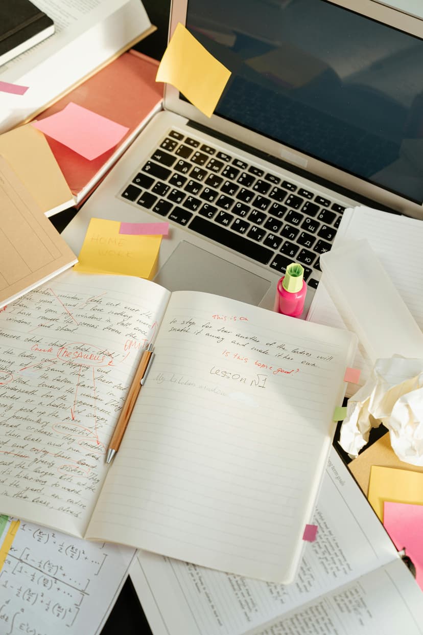 Presupuestos desorganizados en papel - Problema que CotizaX resuelve para plomeros y oficios